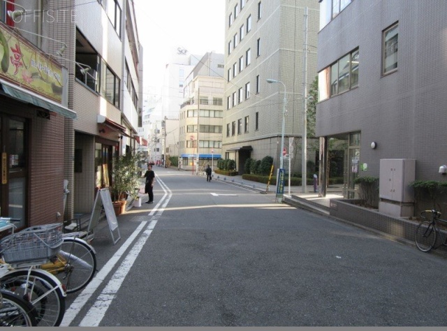 港新川ビル ビル前面道路