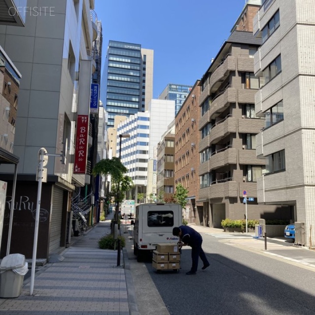 二引ビル ビル前面道路