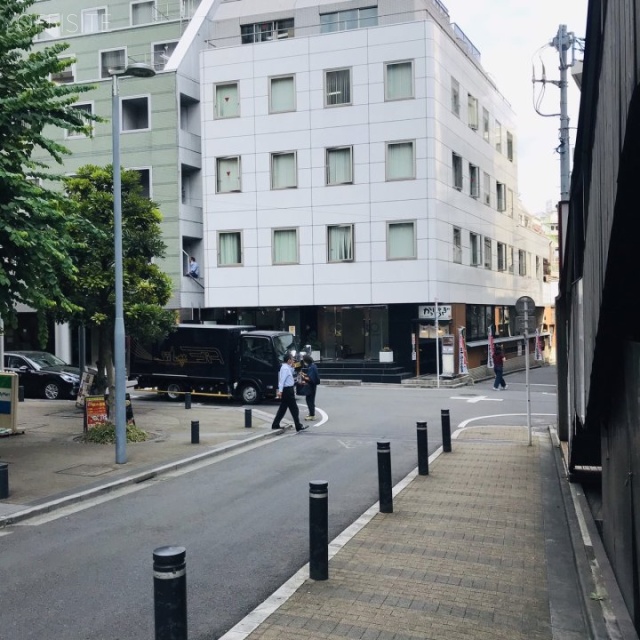 雄山閣ビル ビル前面道路