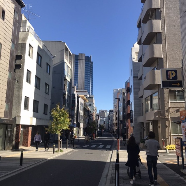 パークサイド四谷 ビル前面道路