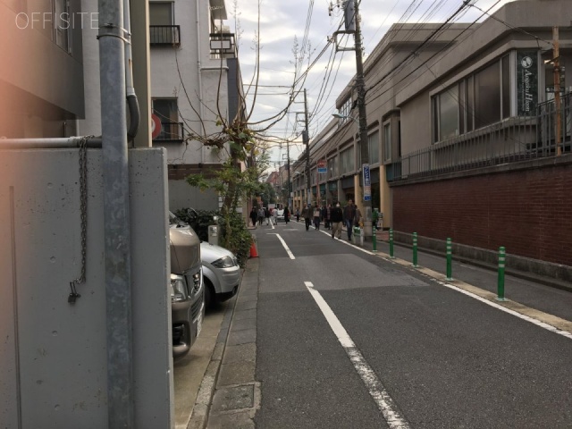 デコパージュ南青山ビル ビル前面道路