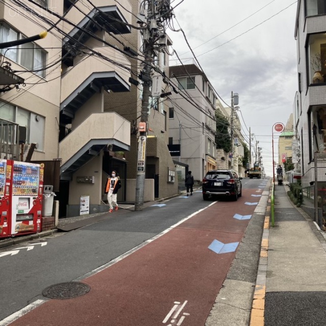 三恵ビル ビル前面道路