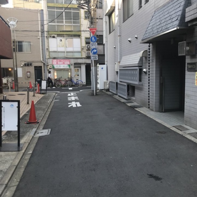 第12信興ビル ビル前面道路