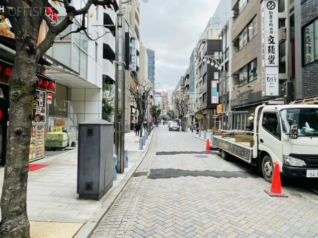 信ビルディング　前面に神田すずらん通り