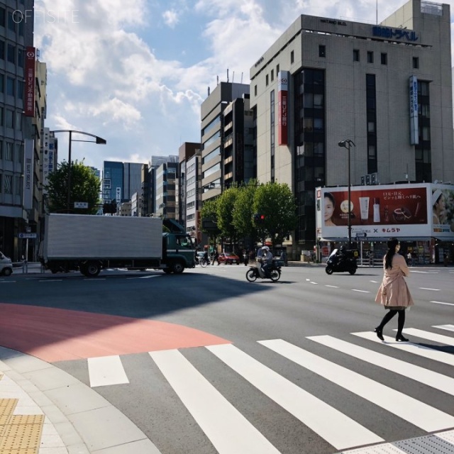 神保町交差点の角地に立地