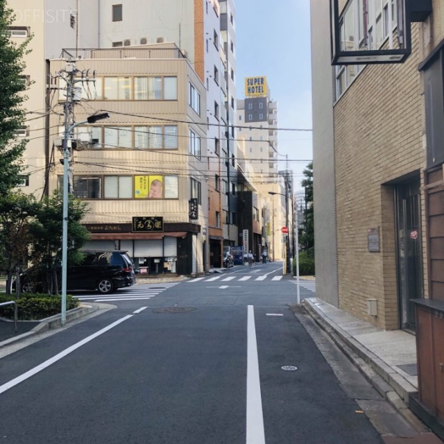 新橋ランドビル ビル前面道路
