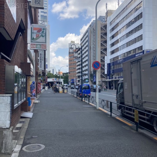 オダカビル ビル前面道路