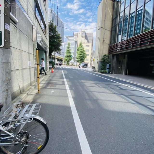 UUR京橋イーストビル　ビル前面道路