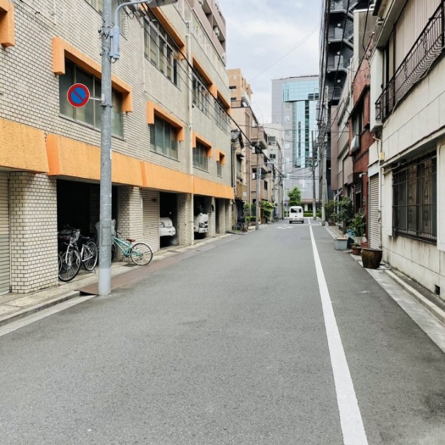 グランドール佐久間 ビル前面道路