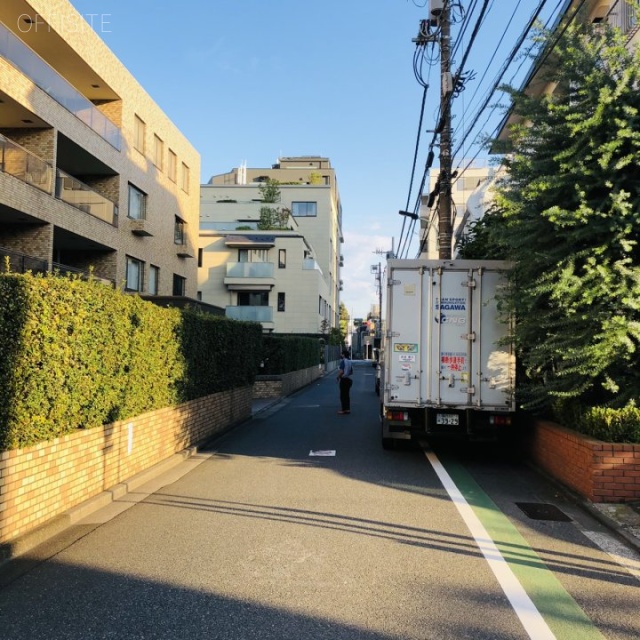 南青山スカイハイツ ビル前面道路