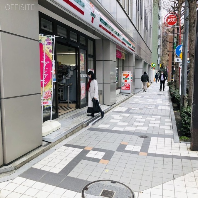 ヒューリック新京橋ビル　ビル前面道路