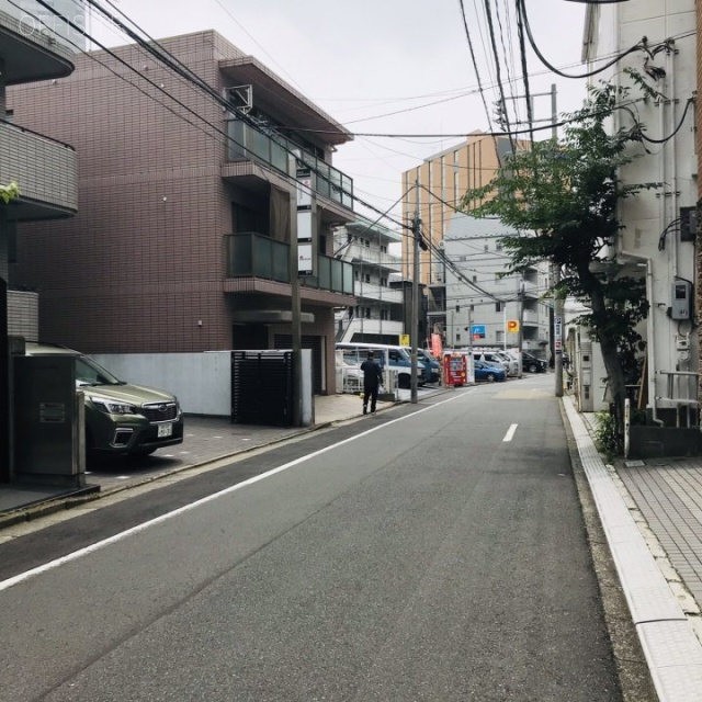 ヒルズ向山 ビル前面道路