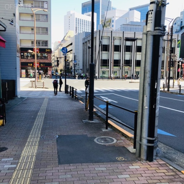 アクシオール三田 ビル前面道路