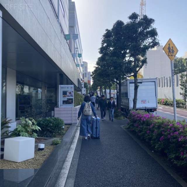 京急第1ビル 前面歩道