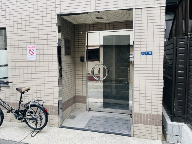 第2田所ビル　オフィスビル出入口