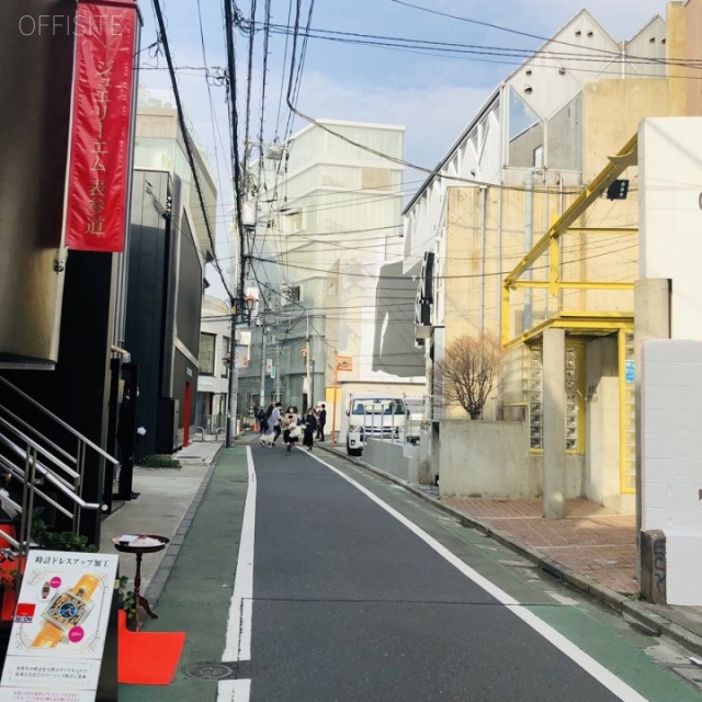 DーASSET神宮前 ビル前面道路