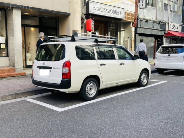 日本ビルディング本館　前面に白枠駐車場