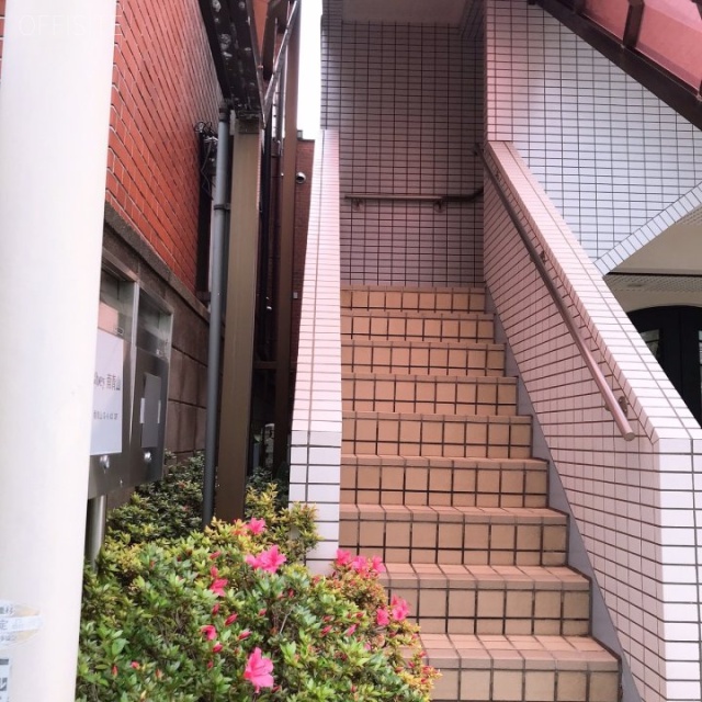 程塚ビル エントランス