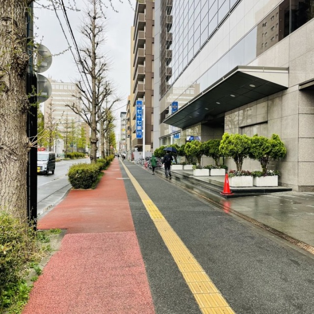 仙台東口ビル 前面歩道