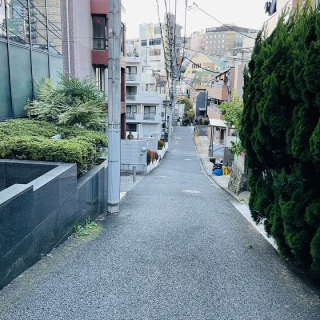 六本木アシャラ・ヒルズビル ビル前面道路