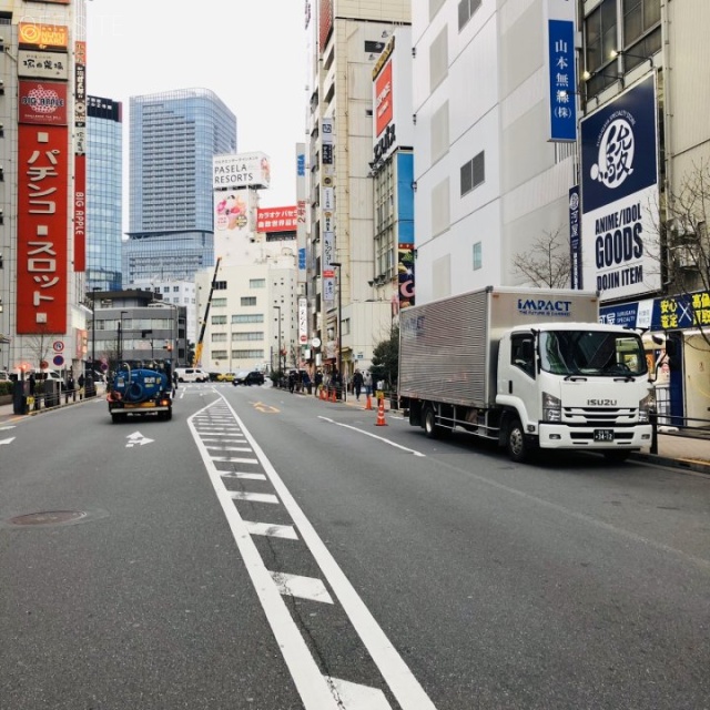 リバティー2号館 ビル前面道路