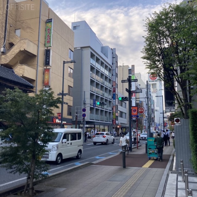 Vスクエア大宮 ビル前面道路