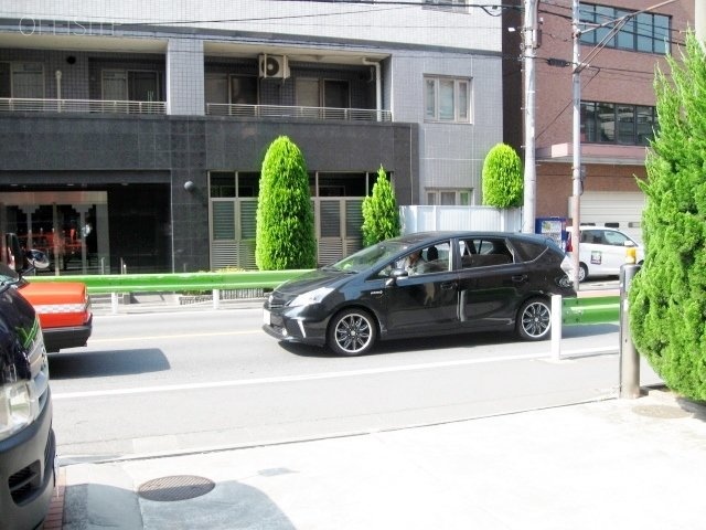 白金三五ビル ビル前面道路