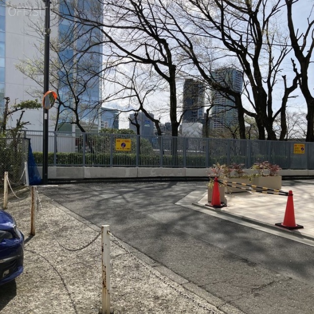 ラ・メーゾン・ド・ローズ ビル前面道路