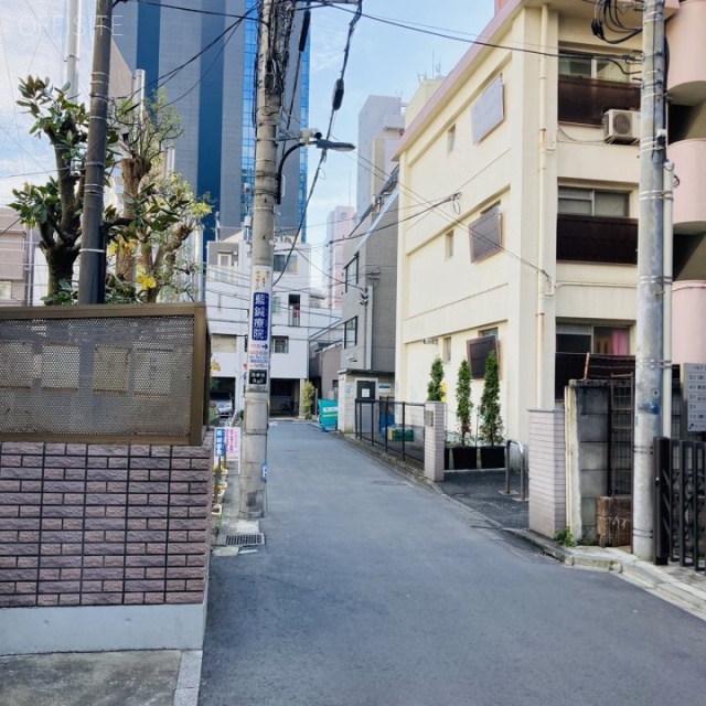 Daiwa新宿ウエストビル ビル前面道路