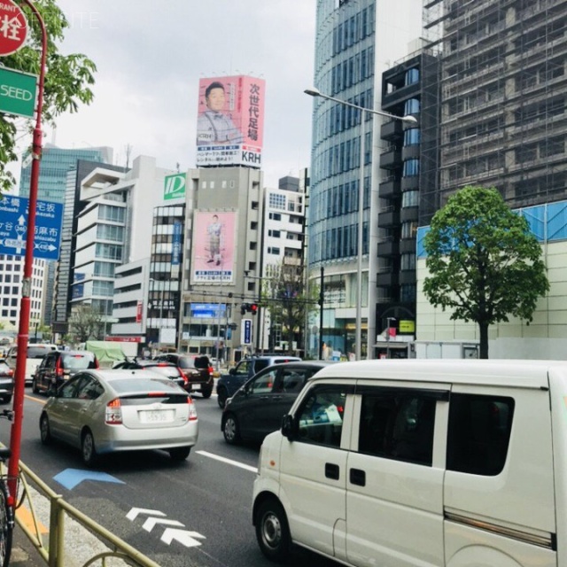東京建物青山ビル　ビル前面道路