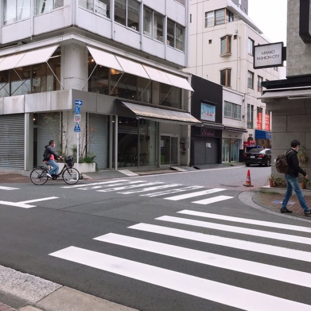 第6イチオクビル ビル前面道路