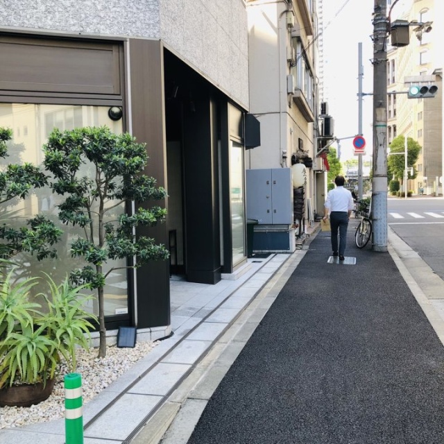 VORT新橋NEX ビル前面道路