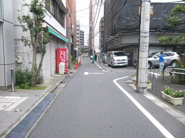 西新宿小林ビル ビル前面道路