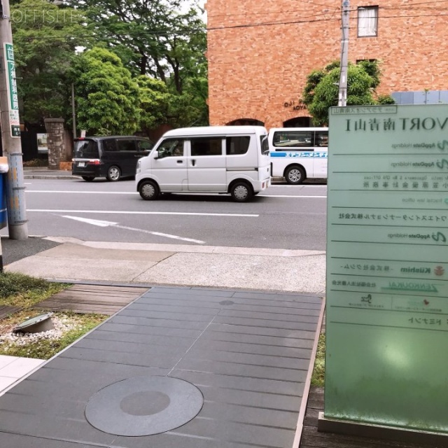 VORT南青山Ⅰ ビル前面道路