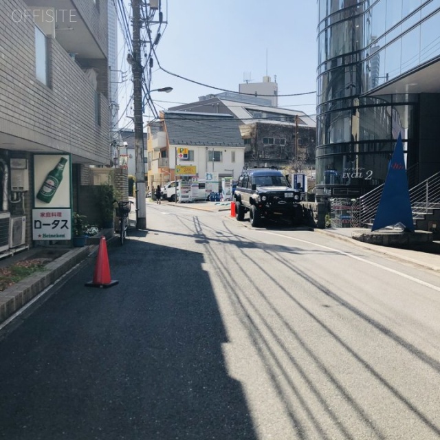 西新宿ハウス ビル前面道路