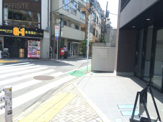 ブレノワール青山 ビル前面道路