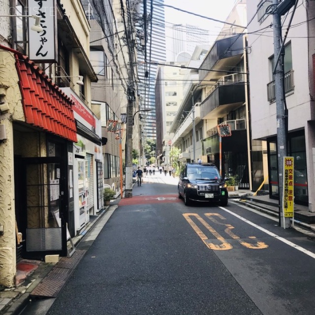 KYS西新宿 ビル前面道路