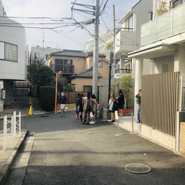 テラッツァ表参道 ビル前面道路