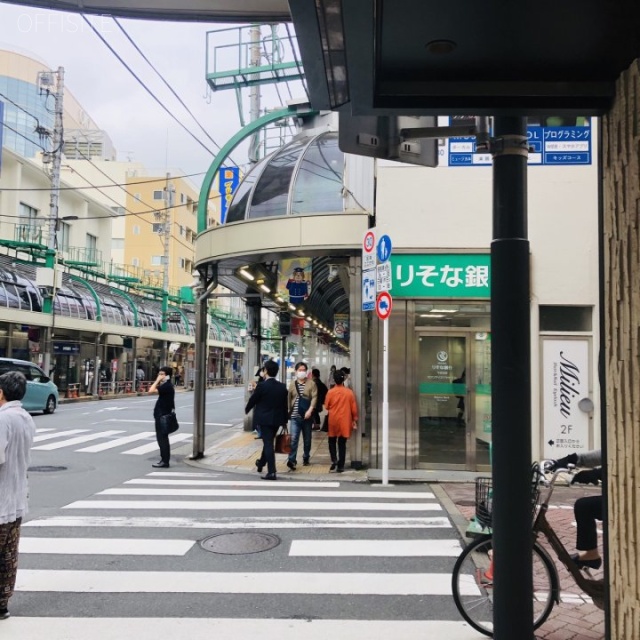 やよいビル ビル前面道路