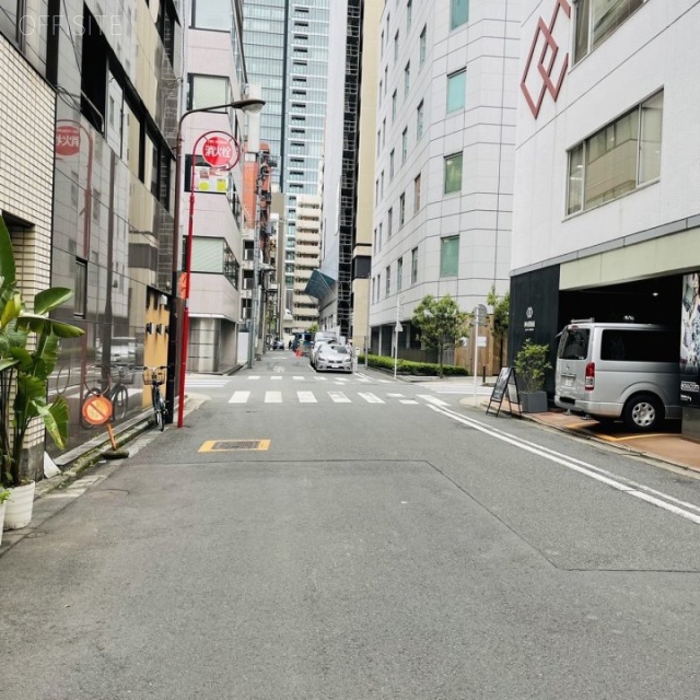 豊島屋ビル ビル前面道路