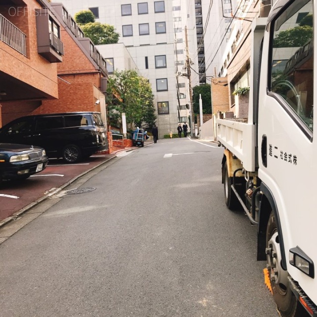スカイプラザ赤坂 ビル前面道路