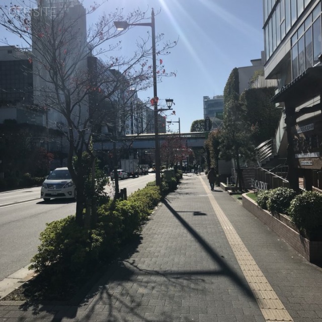 タマリバー246 ビル前面道路