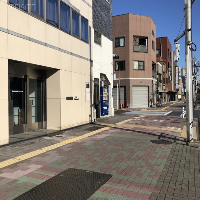 岩丸産業株式会社ビル ビル前面道路