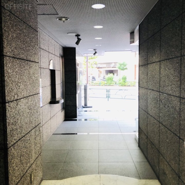 Y101ビル エントランス