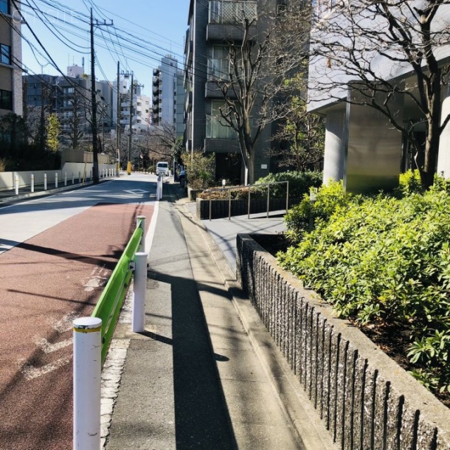 目黒F2ビル 前面歩道