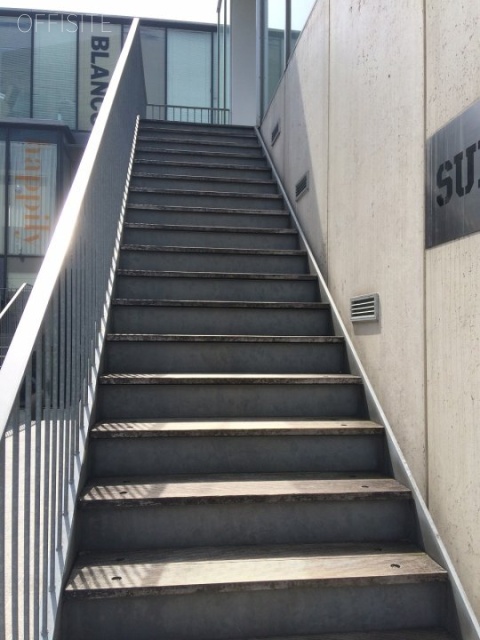 b-town JINGUMAE 階段