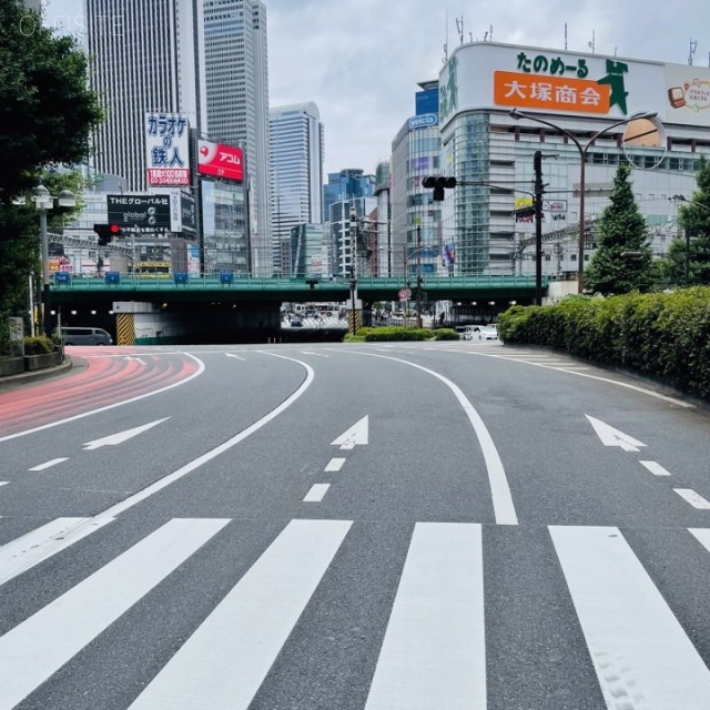 新宿ユニカビル ビル前面道路