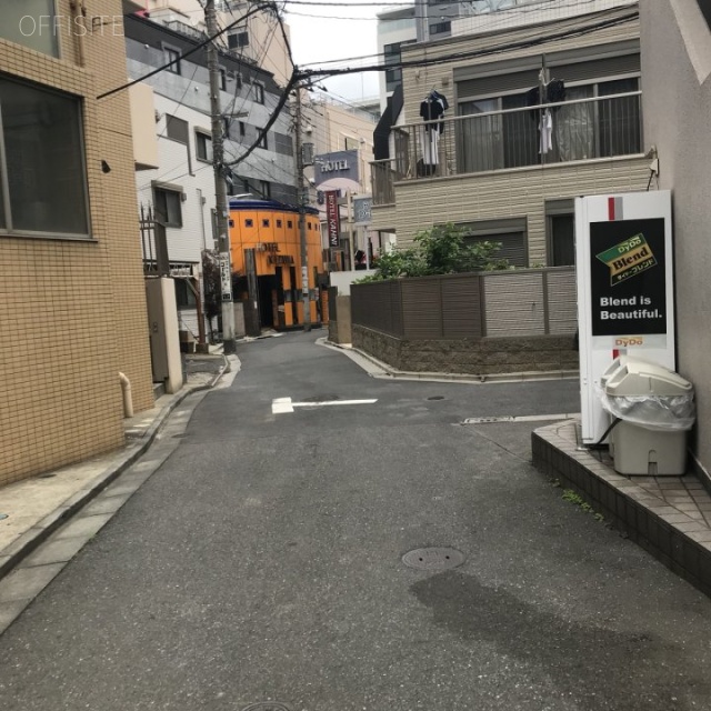 イセ食品ビル ビル前面道路