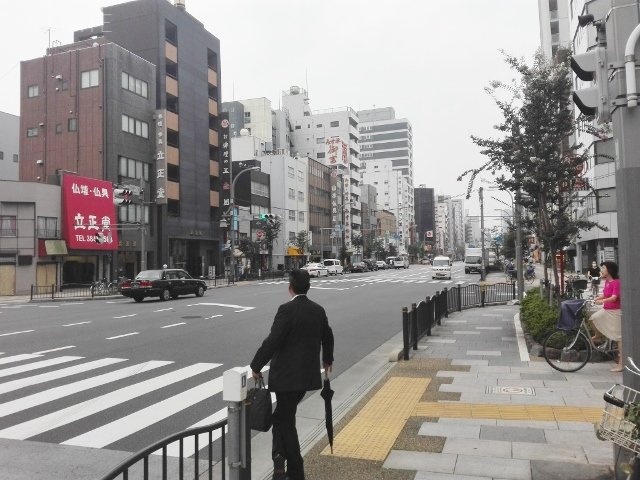 中央スカイビル ビル前面道路