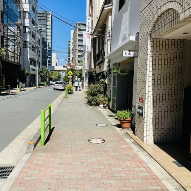 小島ビル ビル前面道路